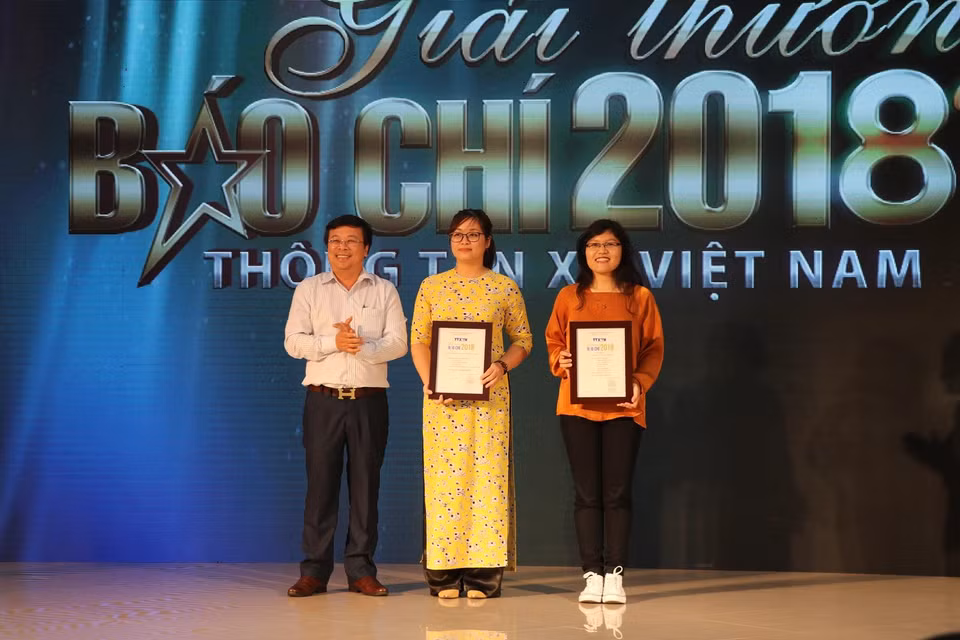Tại Giải Báo chí Thông tấn xã Việt Nam năm 2018, có nhiều tác phẩm là sự kết hợp của các loại hình báo chí hiện đại. Nhiều phóng viên thể hiện sự đa năng khi sản xuất các tác phẩm thông tin bằng nhiều loại hình báo chí như bài viết, hình ảnh, thông tin điện tử và tin truyền hình. (Ảnh: M.Mai/Vietnam+)