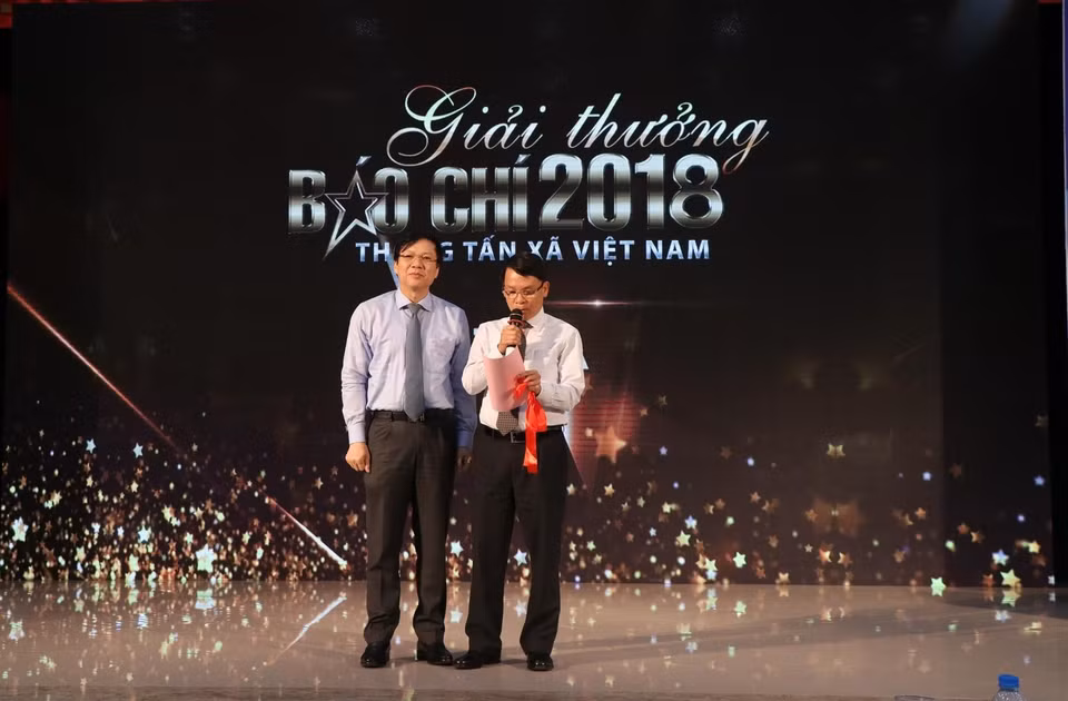 Tổng Giám đốc Thông tấn xã Việt Nam Nguyễn Đức Lợi và Phó Chủ tịch thường trực Hội Nhà báo Việt Nam Hồ Quang Lợi trực tiếp lên công bố Giải A. (Ảnh: M.Hiếu/Vietnam+)