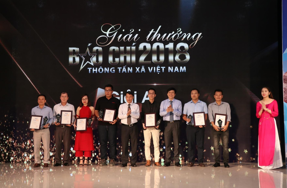 Tác giả và nhóm tác giả đoạt Giải A. (Ảnh: M.Hiếu/Vietnam+)