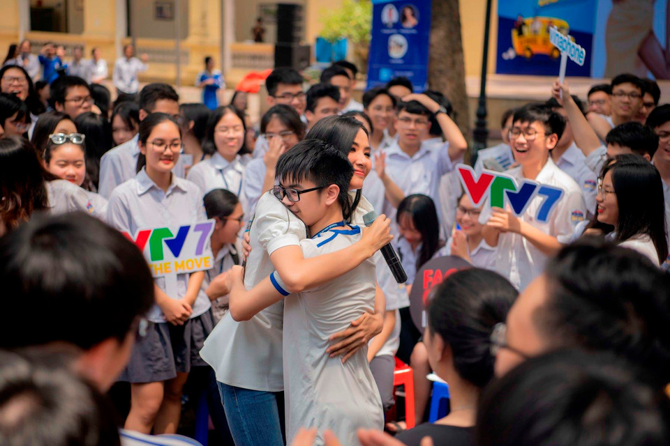 Những cái ôm xúc động, những nụ cười trìu mến khiến Hoàng Thùy không giấu được cảm xúc của mình: 'Thùy tin chắc rằng sau ngày hôm nay, các em sẽ mạnh mẽ hơn, biết đâu trong số các em ở đây, sau này sẽ có người trở về trường, đứng ở vị trí của Thùy, một lần nữa tiếp thêm sức mạnh cho các lứa học sinh mới.' (Ảnh: Như Hoàn/Vietnam+)