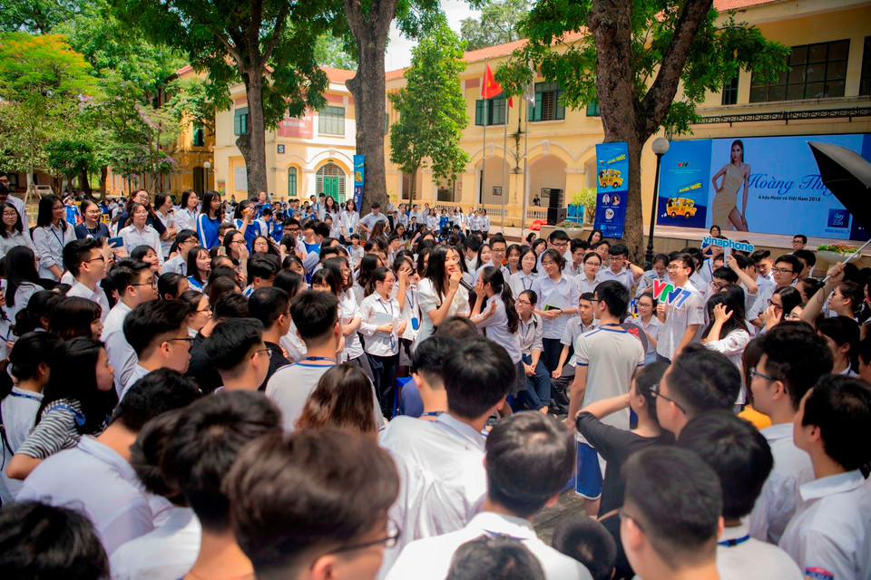 Thời gian qua, Á hậu Hoàng Thùy có nhiều hoạt động ý nghĩa hướng đến giáo dục và giới trẻ. Cô đặc biệt quan tâm đến lứa tuổi học sinh vì đây là những mầm non tương lai của đất nước. (Ảnh: Như Hoàn/Vietnam+)