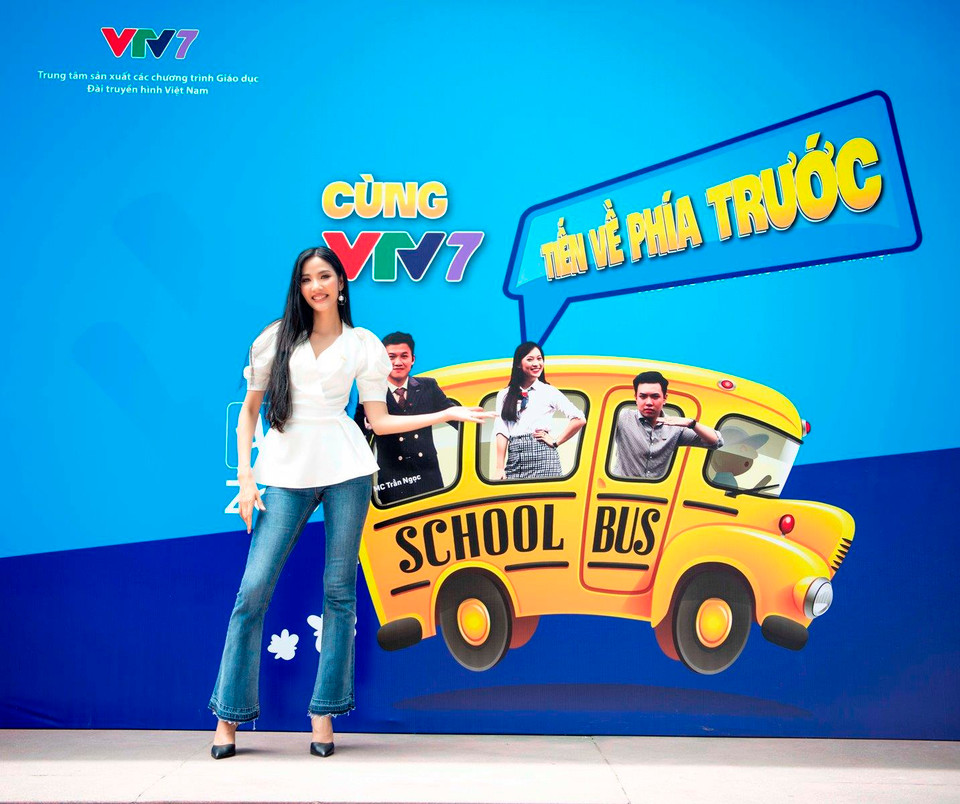 Giao lưu với học sinh Hà Nội là hoạt động thuộc khuôn khổ chương trình 'VTV7 On The Move-Tiến về phía trước,' nhằm góp phần định hướng kỹ năng cho học sinh trung học phổ thông những vấn đề về cuộc sống, chọn trường, chọn nghề và tự tin bước vào đời. (Ảnh: Như Hoàn/Vietnam+)