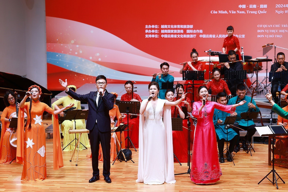 Chương trình giao lưu nghệ thuật Việt-Trung. (Ảnh: Dương Giang/TTXVN)