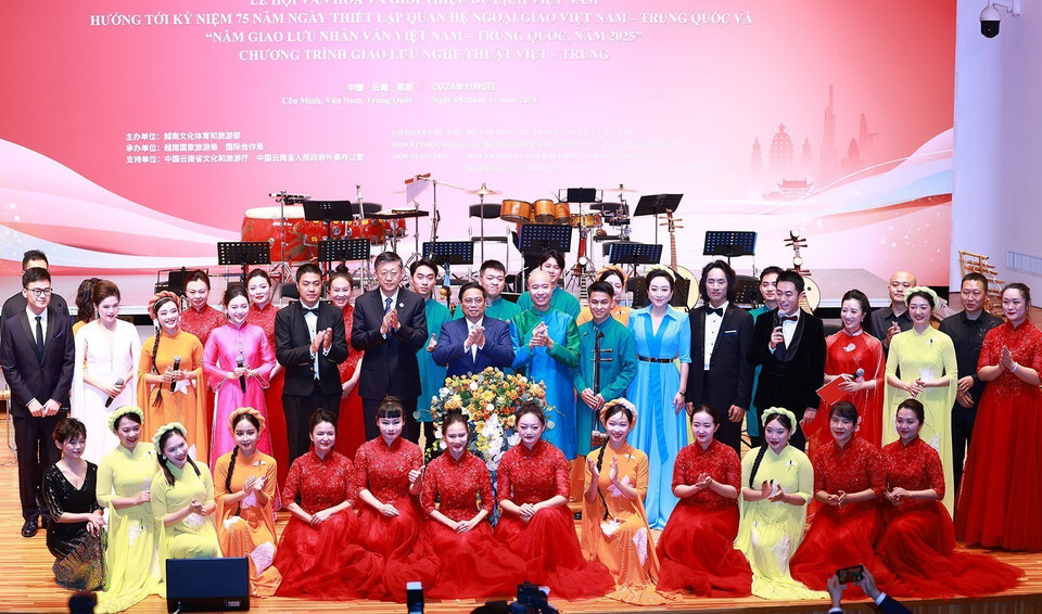 Thủ tướng Phạm Minh Chính với các nghệ sỹ tham dự giao lưu nghệ thuật Việt-Trung. (Ảnh: Dương Giang/TTXVN)