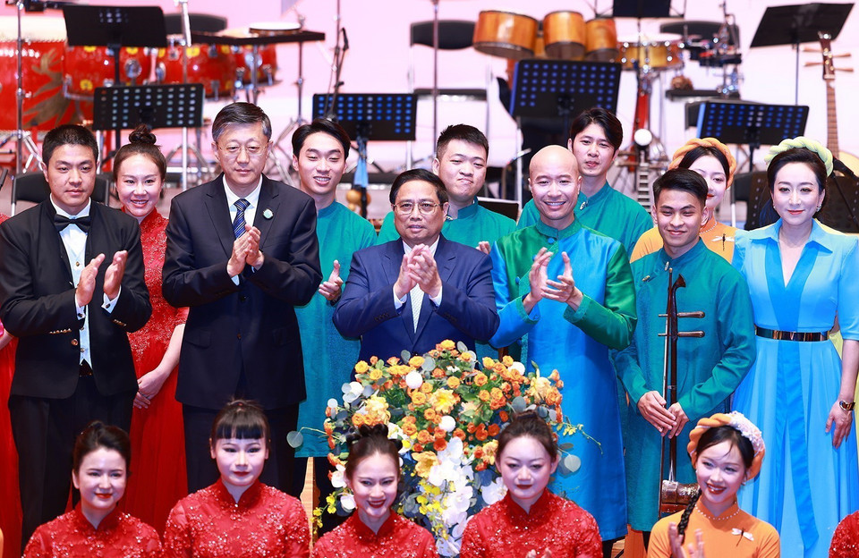 Thủ tướng Phạm Minh Chính với các nghệ sỹ tham dự giao lưu nghệ thuật Việt-Trung. (Ảnh: Dương Giang/TTXVN)
