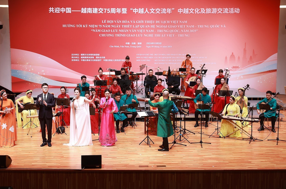 Chương trình giao lưu nghệ thuật Việt-Trung. (Ảnh: Dương Giang/TTXVN)