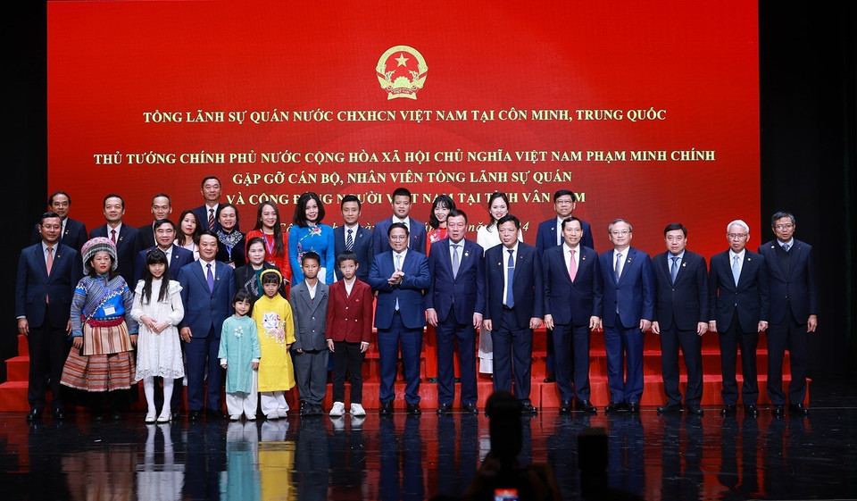 Thủ tướng Phạm Minh Chính gặp cán bộ, nhân viên Tổng lãnh sự quán tại tỉnh Vân Nam. (Ảnh: Dương Giang/TTXVN)