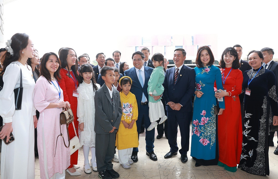 Thủ tướng Phạm Minh Chính với cán bộ, nhân viên Tổng lãnh sự quán và cộng đồng người Việt Nam tại tỉnh Vân Nam. (Ảnh: Dương Giang/TTXVN)