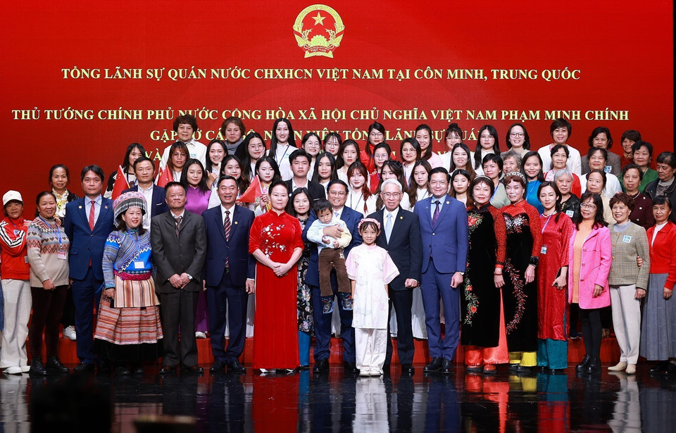 Thủ tướng Phạm Minh Chính gặp cán bộ, nhân viên Tổng lãnh sự quán và cộng đồng người Việt Nam tại tỉnh Vân Nam. (Ảnh: Dương Giang/TTXVN)