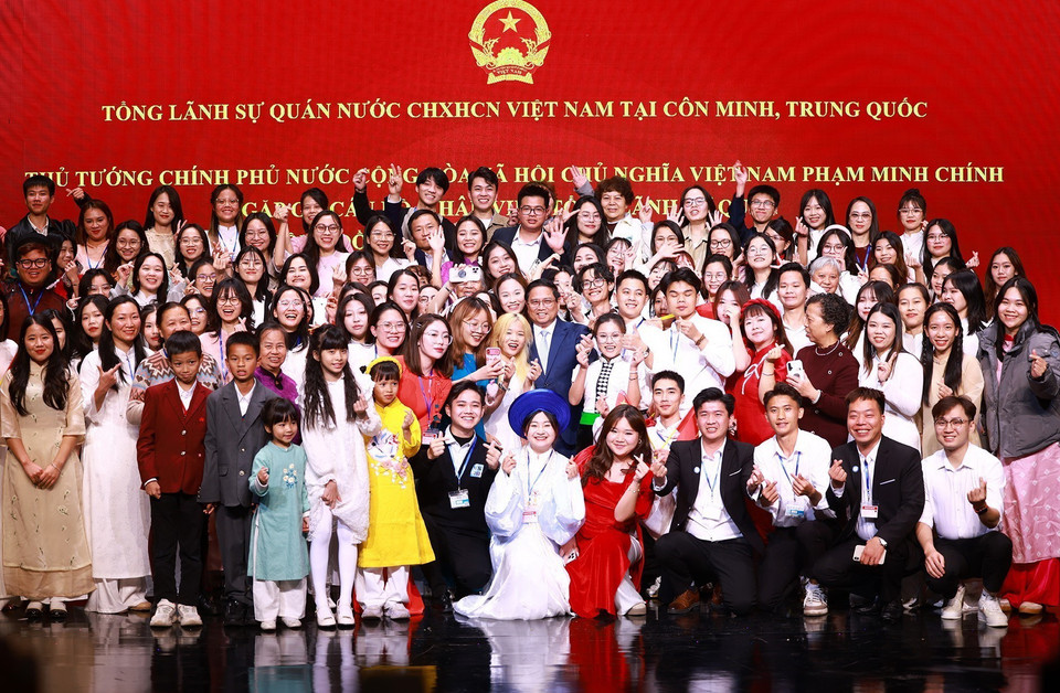 Thủ tướng Phạm Minh Chính với cộng đồng người Việt Nam tại tỉnh Vân Nam. (Ảnh: Dương Giang/TTXVN)