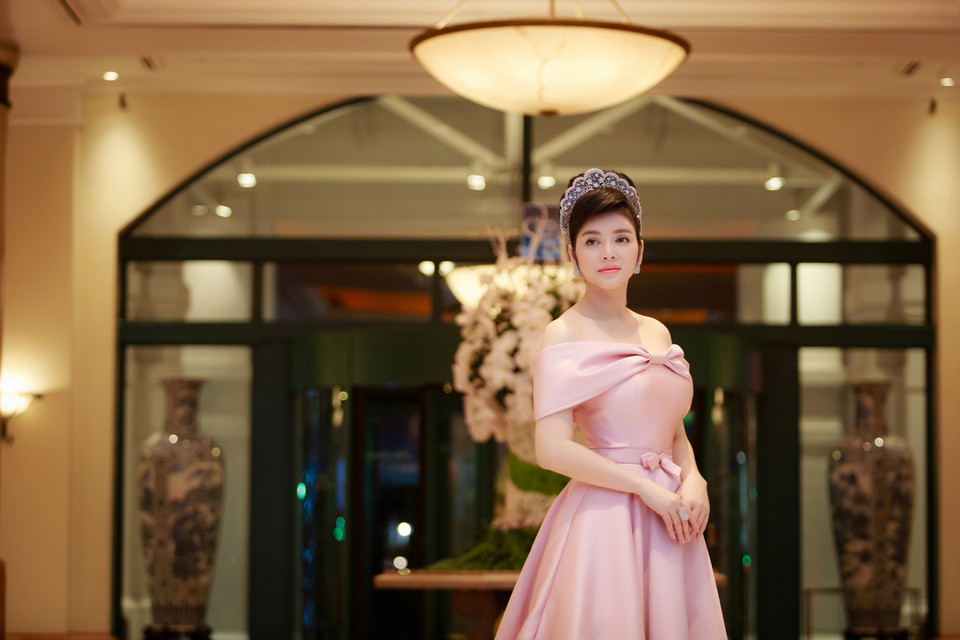 ...Cùng vương miện kim cương cài đầu của thương hiệu Staurino, một trong những thương hiệu kim cương lớn nhất thế giới. (Ảnh: Việt Tú)