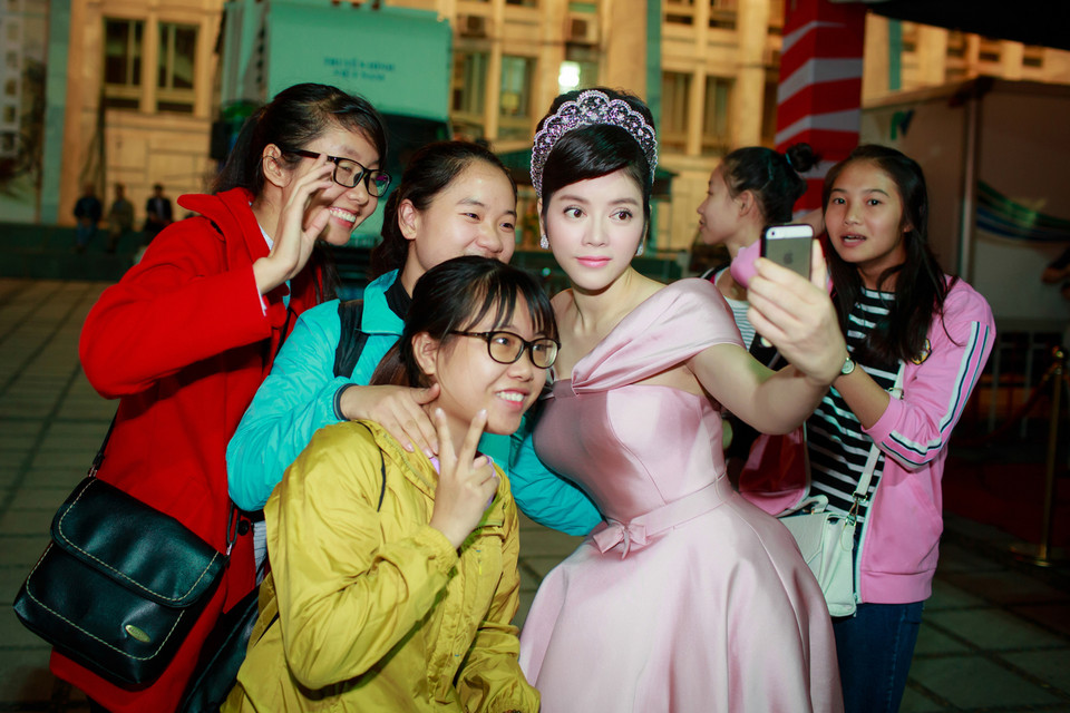 Lý Nhã Kỳ diện bộ đầm của thương hiệu Georges Hobeika được đặt may riêng cho cô... (Ảnh: Việt Tú)