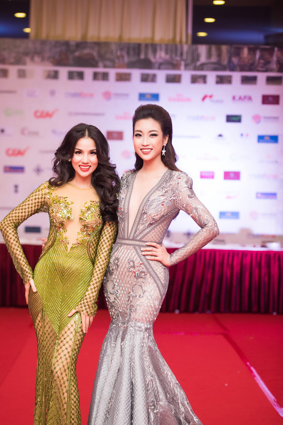 Hoa hậu Mỹ Linh gây bất ngờ với bộ váy xẻ ngực táo bạo kiểu dáng đuôi cá khoe thân hình quyến rũ, bên cạnh cựu người mẫu BB Phạm. (Ảnh: Chí Linh)