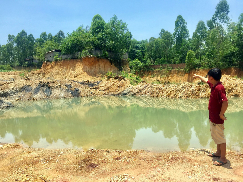 Khu khai thác đất cạnh nhà anh Trần Đăng Phi, xóm Thượng, thôn Thượng Tả (xã Phú Sơn, huyện Ba Vì) có nguy cơ sụt lún, gây thiệt hại về người và tài sản. (Ảnh: Nguyễn Văn Cảnh/TTXVN)