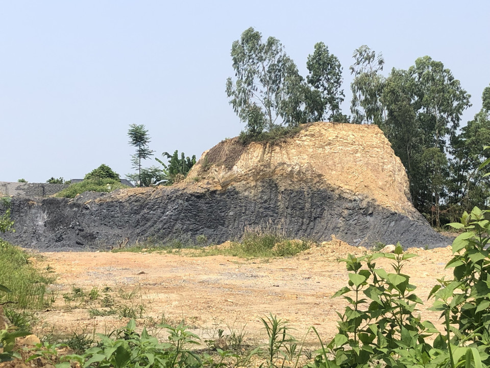 Đất đồi tại xã Phú Sơn đang bị 'băm nát.' (Ảnh: Nguyễn Văn Cảnh/TTXVN)