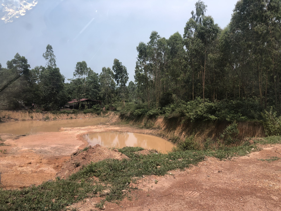 Đất đồi tại xã Phú Sơn đang bị 'băm nát.' (Ảnh: Nguyễn Văn Cảnh/TTXVN)