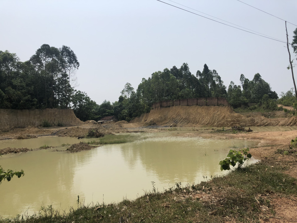 Đất đồi tại xã Phú Sơn đang bị 'băm nát' do khai thác, thu gom, vận chuyển đất tùy tiện. (Ảnh: Nguyễn Văn Cảnh/TTXVN)