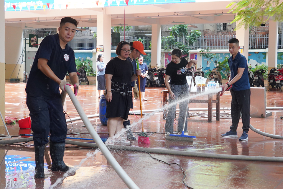 Các cán bộ giáo viên trường Tiểu học Phúc Tân tiến hành dọn dẹp, vệ sinh trường lớp. (Ảnh: Việt Anh/Vietnam+)