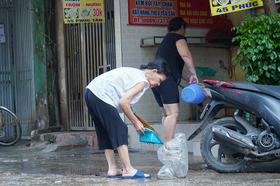 Người già cũng chung tay dọn vệ sinh cho khu phố. (Ảnh: Việt Anh/Vietnam+)