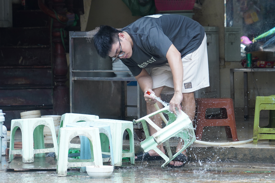 Người người nhà nhà hối hả với công việc dọn dẹp sau bão. (Ảnh: Việt Anh/Vietnam+)