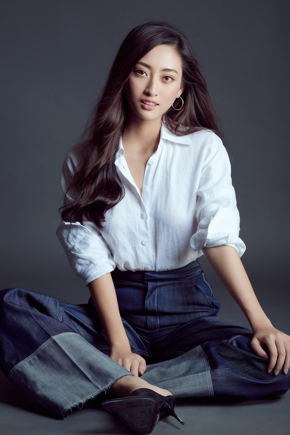  Không váy áo ‘bánh bèo,’ Hoa hậu Lương Thùy Linh khiến khán giả thích thú với tạo hình mới. Với những trang phục basic nhất: áo sơ mi trắng, quần jean nhưng với cách phối hợp tinh tế và thần thái hoa hậu, Lương Thùy Linh ghi điểm bởi sự thanh lịch, trưởng thành của mình. (Ảnh: Kỳ Anh Trần/Vietnam+)