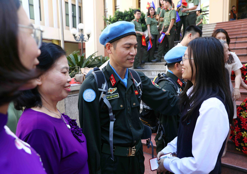 Các sỹ quan công an nhân dân chia tay người thân trước khi lên đường thực hiện nhiệm vụ gìn giữ hòa bình Liên hợp quốc tại Nam Sudan. (Ảnh: Phạm Kiên/TTXVN)