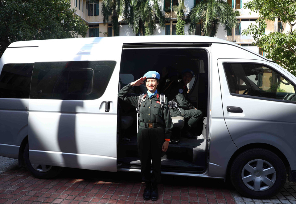 Trung tá Lương Thị Trà Vinh chào tạm biệt người thân và gia đình, đồng đội lên đường thực hiện nhiệm vụ gìn giữ hòa bình Liên hợp quốc tại Nam Sudan. (Ảnh: Phạm Kiên/TTXVN)