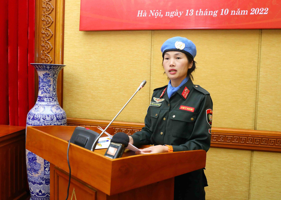Trung tá Lương Thị Trà Vinh, đại diện 3 sỹ quan công an nhân dân lên đường thực hiện nhiệm vụ gìn giữ hòa bình Liên hợp quốc tại Nam Sudan phát biểu. (Ảnh: Phạm Kiên/TTXVN)