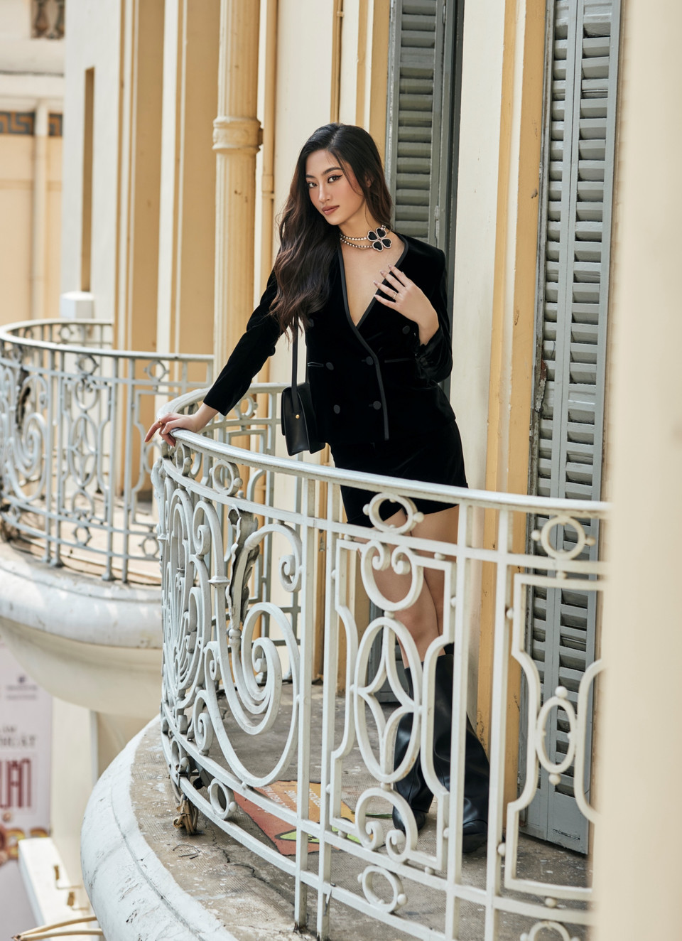 Diện bộ suit ngắn với phần cổ khoét sâu gợi cảm, điểm nhấn đặc biệt ở vòng cổ hình cỏ bốn lá to bản, Lương Thùy Linh khiến người hâm mộ không khỏi suýt xoa trước vẻ đẹp sắc sảo, cá tính. (Ảnh: CTV/Vietnam+)