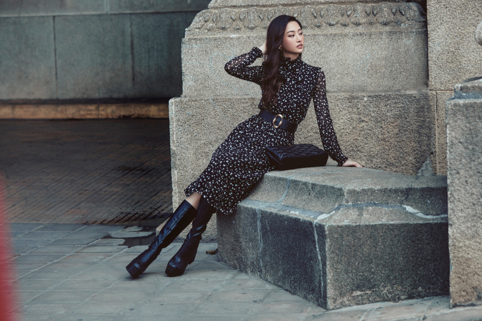 Tương tự set trang phục thứ ba, nàng hậu diện chiếc đầm thanh lịch với thắt lưng to bản tôn lên vòng eo con kiến. Nét nữ tính ngọt ngào dung hòa với thần thái quyến rũ, mạnh mẽ khiến Hoa hậu vẫn tạo được dấu ấn riêng trong từng khung hình. (Ảnh: CTV/Vietnam+)