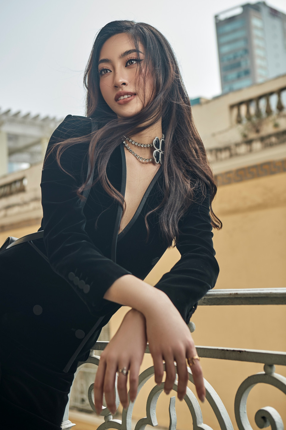 Lựa chọn sắc đen huyền bí cho cả ba layout, nàng hậu đã thể hiện phong cách thời thượng khi phối cùng các phụ kiện cao cấp, tất cả đều đến từ thương hiệu Yves Saint Laurent. (Ảnh: CTV/Vietnam+)