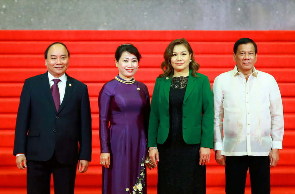 Tổng thống nước Cộng hòa Philippines Rodrigo Roa Duterte đón Thủ tướng Nguyễn Xuân Phúc và Phu nhân. (Ảnh: Thống Nhất/TTXVN)