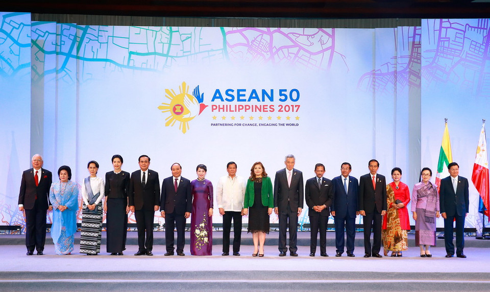 Thủ tướng Nguyễn Xuân Phúc và Phu nhân chụp ảnh chung tại Lễ khai mạc. (Ảnh: Thống Nhất/TTXVN)