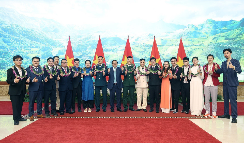 Thủ tướng Phạm Minh Chính với các Gương mặt trẻ Việt Nam tiêu biểu và Gương mặt thanh niên triển vọng năm 2023. (Ảnh: Dương Giang/TTXVN)