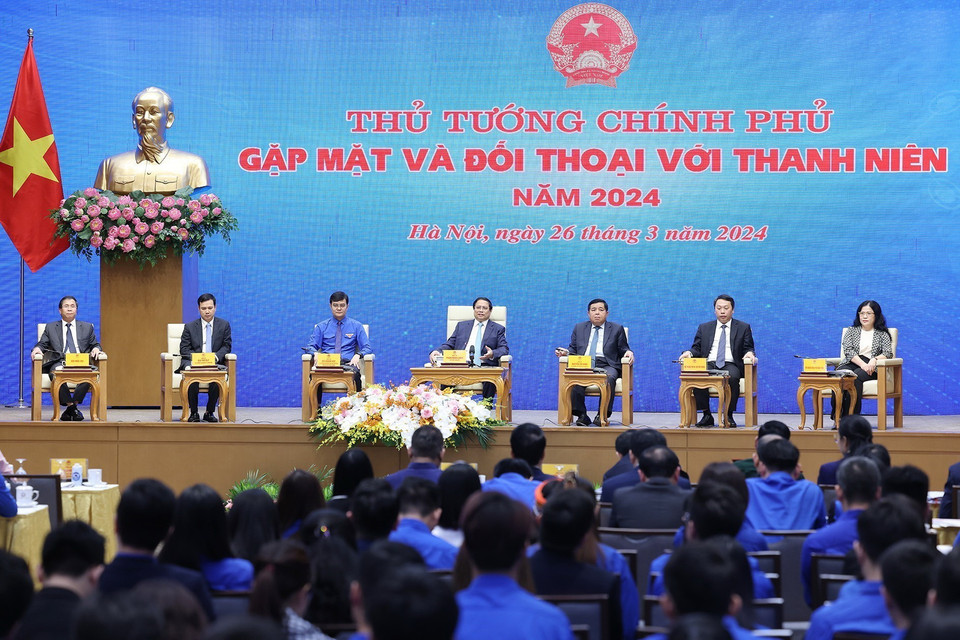 Thủ tướng Phạm Minh Chính và đại diện các bộ, ngành, lĩnh vực tham gia đối thoại với thanh niên. (Ảnh: Dương Giang/TTXVN)