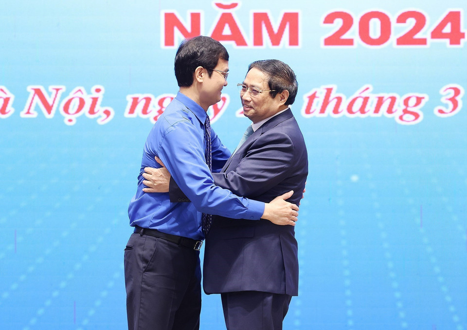 Thủ tướng Phạm Minh Chính chúc mừng Bí thư thứ nhất Trung ương Đoàn Thanh niên Cộng sản Hồ Chí Minh Bùi Quang Huy nhân kỷ niệm 93 năm Ngày thành lập Đoàn (26/3/1931-26/3/2024). (Ảnh: Dương Giang/TTXVN)