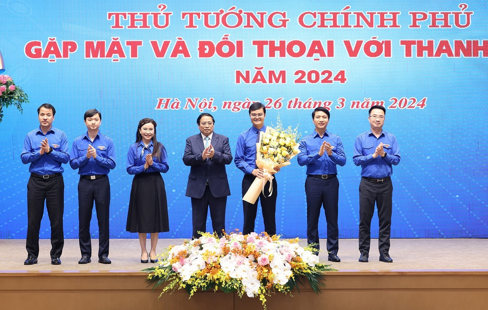 Thủ tướng Phạm Minh Chính tặng hoa chúc mừng Ban Chấp hành Trung ương Đoàn Thanh niên Cộng sản Hồ Chí Minh nhân kỷ niệm 93 năm Ngày thành lập Đoàn (26/3/1931-26/3/2024). (Ảnh: Dương Giang/TTXVN)