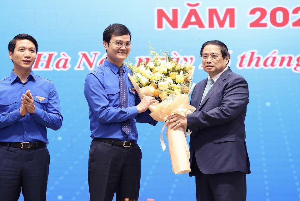 Thủ tướng Phạm Minh Chính tặng hoa chúc mừng Ban Chấp hành Trung ương Đoàn Thanh niên Cộng sản Hồ Chí Minh nhân kỷ niệm 93 năm Ngày thành lập Đoàn (26/3/1931-26/3/2024). (Ảnh: Dương Giang/TTXVN)