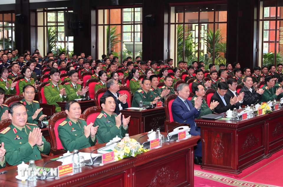 Tổng Bí thư Tô Lâm và các đại biểu dự chương trình Gặp mặt đại biểu thế hệ trẻ trong quân đội. (Ảnh: Trọng Đức/TTXVN)