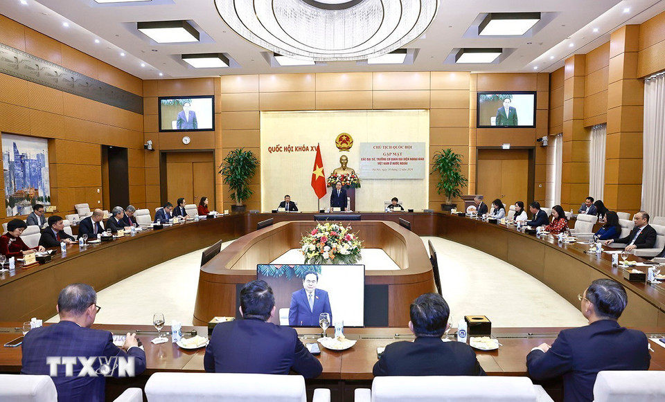 Chủ tịch Quốc hội Trần Thanh Mẫn gặp các Đại sứ, Trưởng cơ quan đại diện ngoại giao Việt Nam ở nước ngoài trước khi đi nhận nhiệm vụ. (Ảnh: Doãn Tấn/TTXVN)