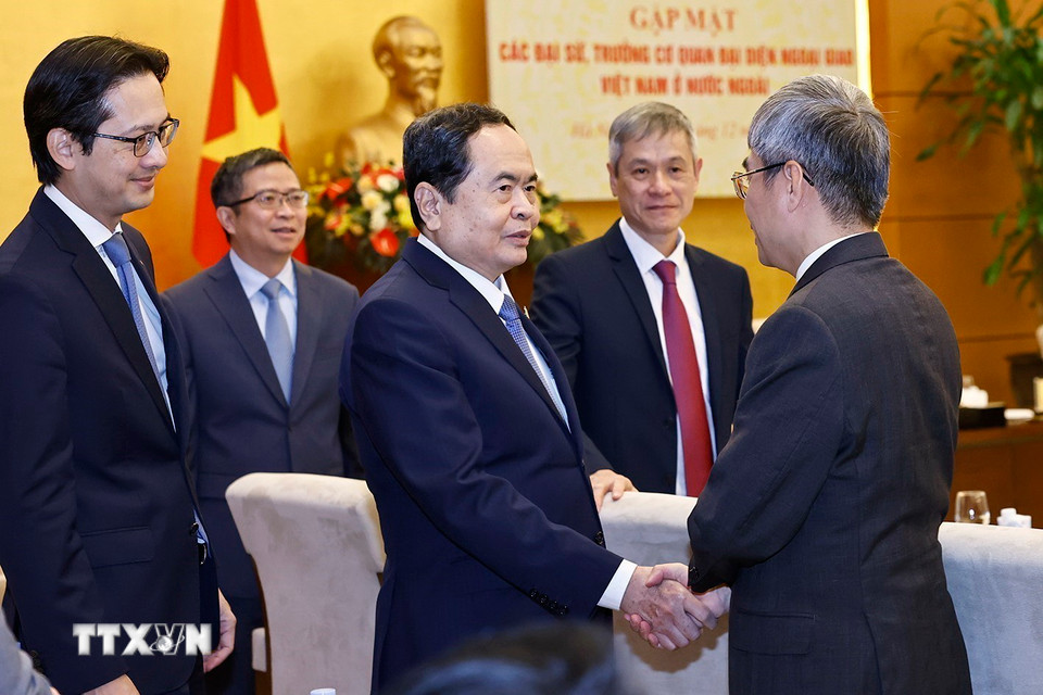 Chủ tịch Quốc hội Trần Thanh Mẫn gặp các Đại sứ, Trưởng cơ quan đại diện Việt Nam ở nước ngoài. (Ảnh: Doãn Tấn/TTXVN)