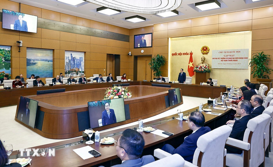 Chủ tịch Quốc hội Trần Thanh Mẫn gặp các Đại sứ, Trưởng cơ quan đại diện ngoại giao Việt Nam ở nước ngoài. (Ảnh: Doãn Tấn/TTXVN)