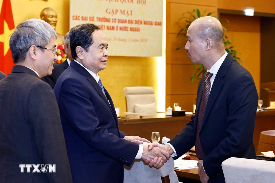 Chủ tịch Quốc hội Trần Thanh Mẫn gặp các Đại sứ, Trưởng cơ quan đại diện Việt Nam ở nước ngoài. (Ảnh: Doãn Tấn/TTXVN)
