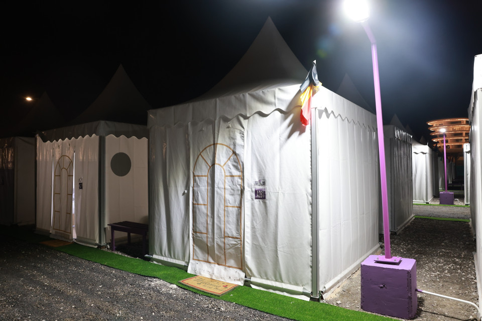 Nhiều cổ động viên cảm thấy không an tâm khi để lại những vật dụng quý giá trong lều, bởi lớp vải mỏng chỉ cần bị rạch nhẹ là có thể hư hỏng. (Ảnh: Hải An/Vietnam+)