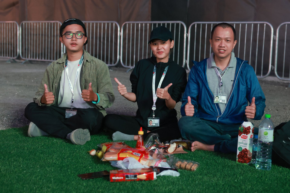 Nhóm cổ động viên Việt Nam (từ trái qua): Thái Vũ, Hải Đường và Tôn Trung là những người đã du lịch ở nhiều quốc gia, nhưng cũng cảm thấy thất vọng với điều kiện sinh hoạt tại khu trọ ở Qatar. (Ảnh: Hải An/Vietnam+)