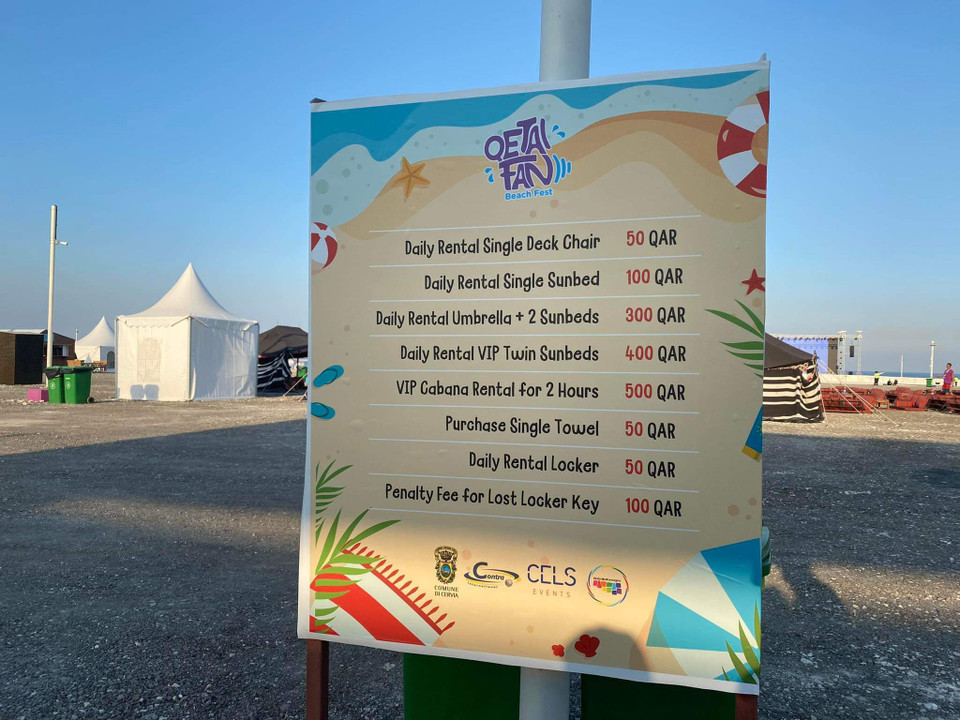 Bảng giá thuê dịch vụ tại khu trọ Qetaifan Island Fan Village (phía bắc Doha, Qatar), trong đó một chiếc lều với hai giường ngủ có giá khoảng 207 USD/đêm. Các cổ động viên phải có hóa đơn đặt phòng điện tử thì mới được nhập cảnh vào Qatar (Ảnh: Hải An/Vietnam+)