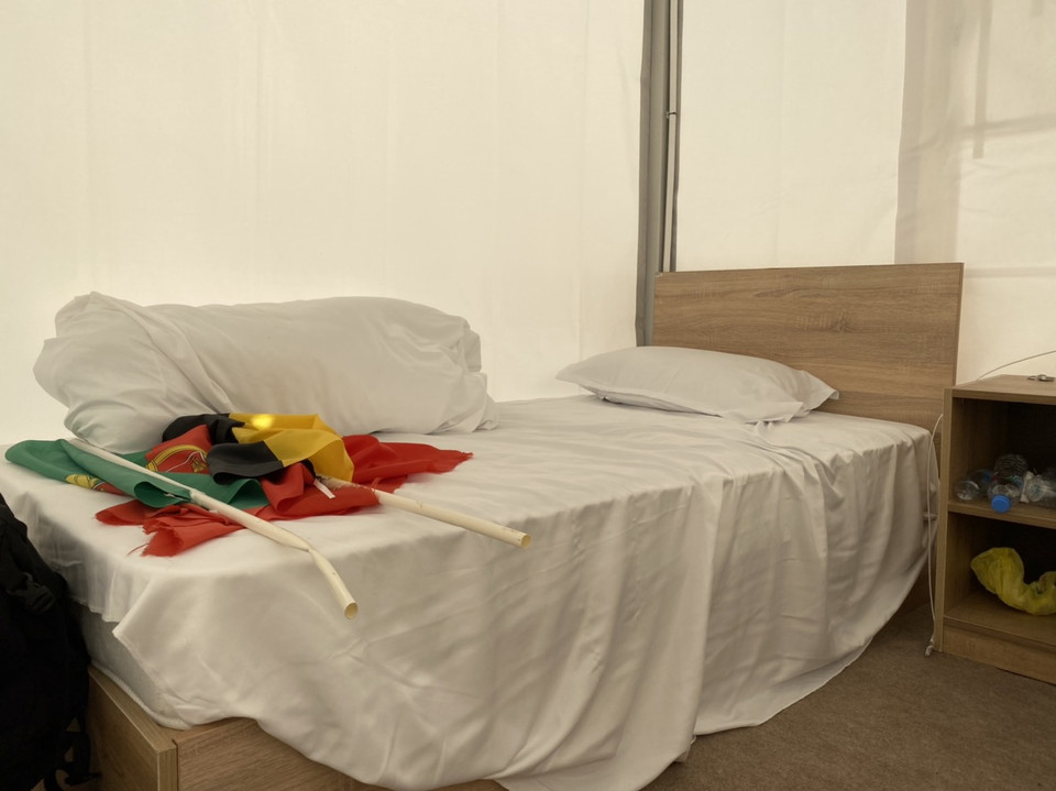 Một số người hâm mộ bày tỏ thất và cho rằng điều kiện sinh hoạt tại khu trọ không tương xứng với số tiền bỏ ra. (Ảnh: Hải An/Vietnam+)