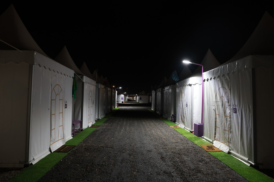 Lớp vải bạt của các nhà lều tại khu trọ tương đối mỏng. Mỗi căn buồng chỉ được khóa bằng hai ổ khóa sơ sài, và khách thuê sẽ bị phạt 100 Rial Qatar (khoảng 700.000 đồng) nếu làm mất ổ khóa. (Ảnh: Hải An/Vietnam+)