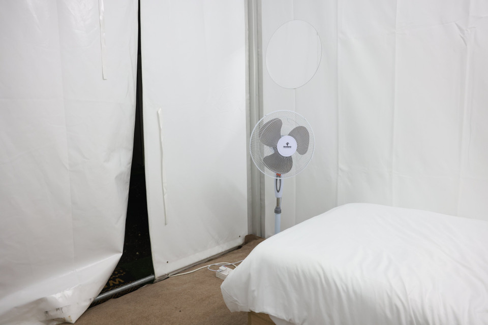 Ngoài ra, trong mỗi nhà lều chỉ có một chiếc quạt, hoàn toàn không có máy lạnh như quảng cáo. (Ảnh: Hải An/Vietnam+)