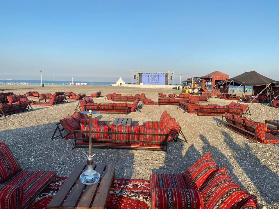 Người hâm mộ cũng phản ánh nhiệt độ ban ngày tại Qatar rất nóng, vì vậy các cổ động viên phải di chuyển qua các sân vận động hoặc khu giải trí, chỉ khi trời tối mới có thể quay về nhà lều. (Ảnh: Hải An/Vietnam+)